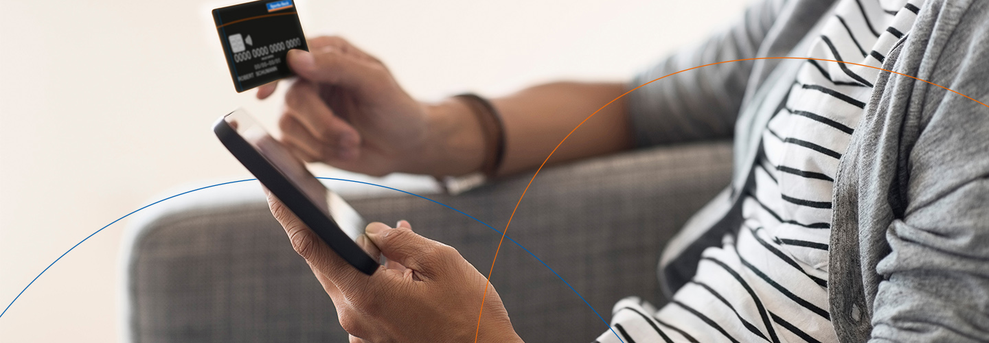Mann sitzend mit Karte und Smartphone in den Händen.